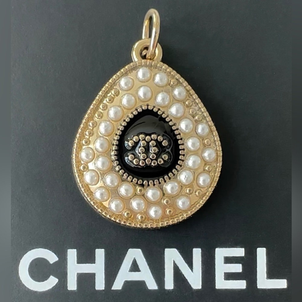 VINTAGE AUTHENTIC CHANEL PEARL BEAD CC BLACK AND GOLD TONE ZIPPER PULL PENDANT - Picture 1 of 6